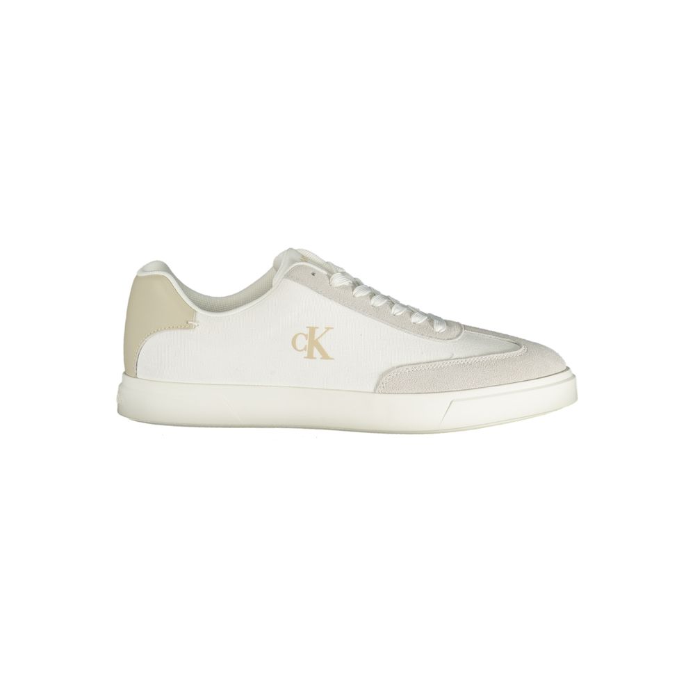 Chaussures sneakers blanches en polyuréthane pour hommes de Calvin Klein, style décontracté et moderne.