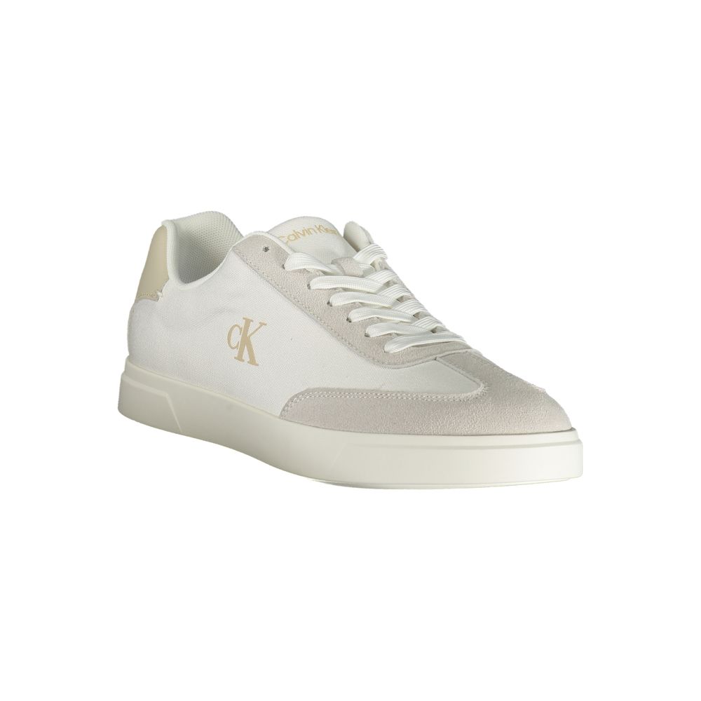 Sneakers blanches en polyuréthane pour homme de Calvin Klein, vue de profil montrant le design épuré et moderne.