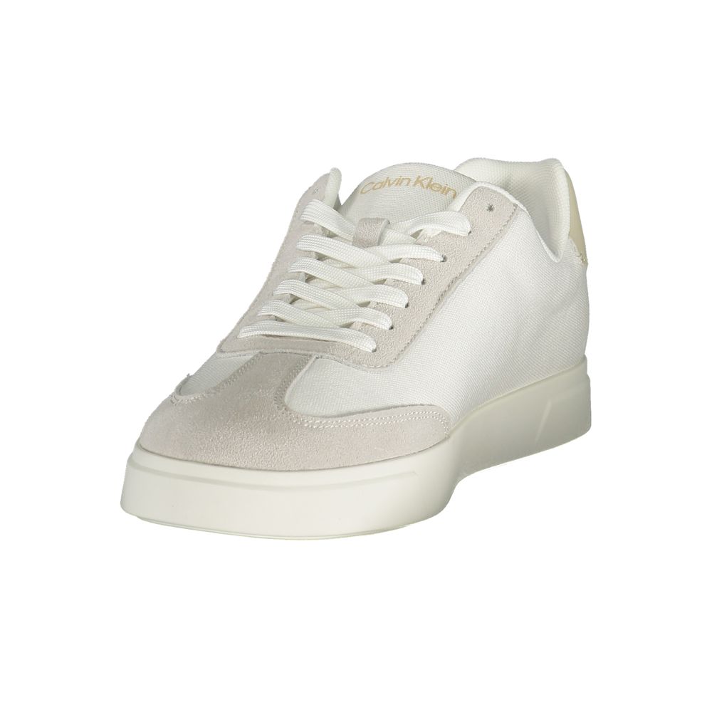 Sneakers blanches en polyuréthane pour hommes de Calvin Klein, vue de face avec semelle blanche et design épuré.