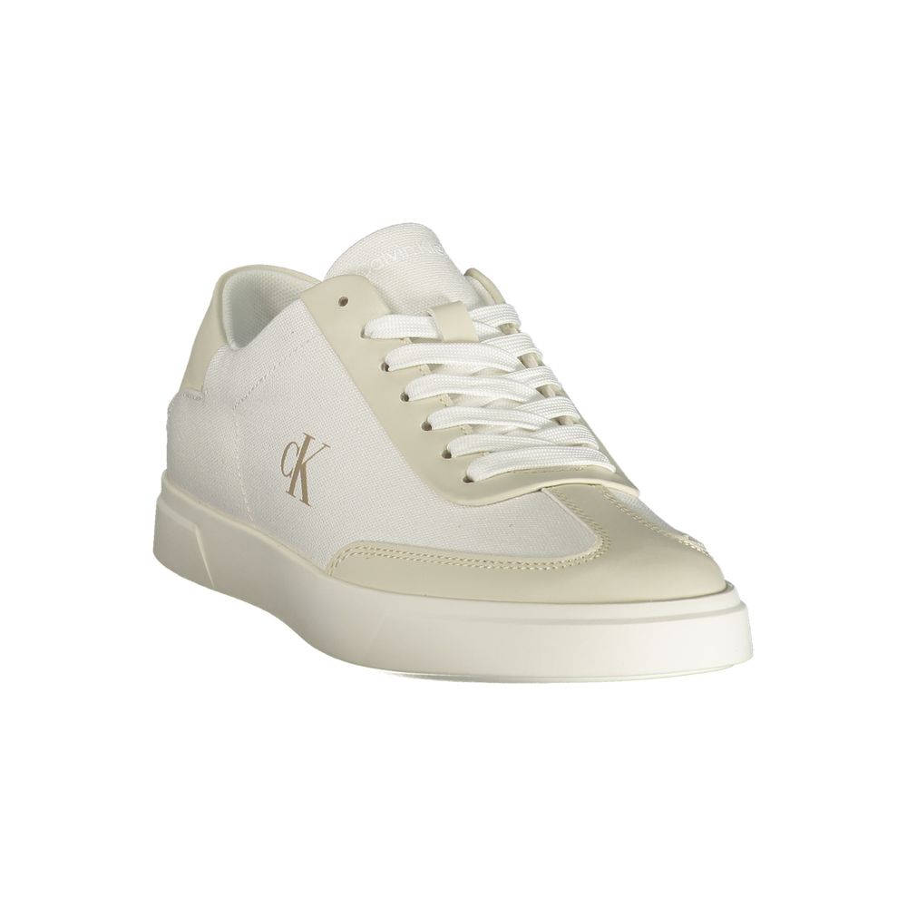 Sneakers pour femme Calvin Klein en polyester blanc, style décontracté et moderne, visible en gros plan.