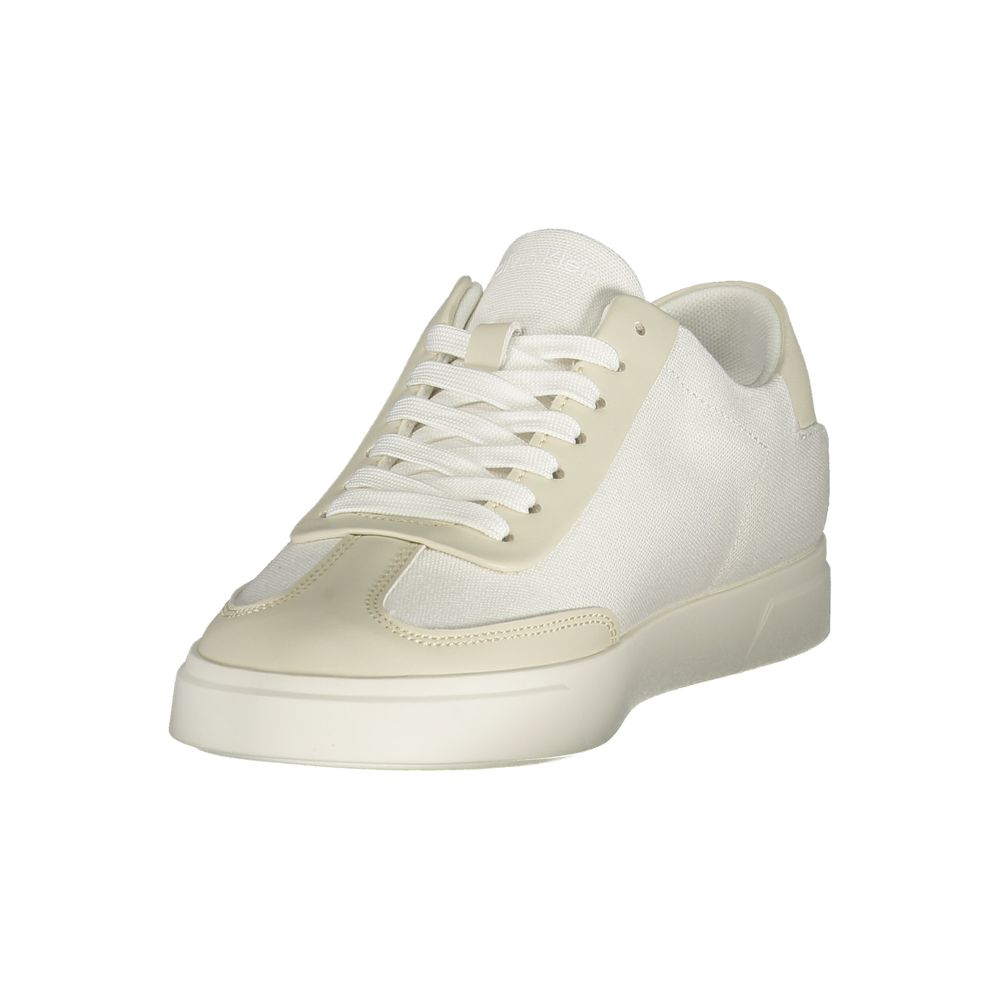 Chaussures femme Calvin Klein en polyester blanc, sneakers sport modernes avec design épuré et semelle blanche.