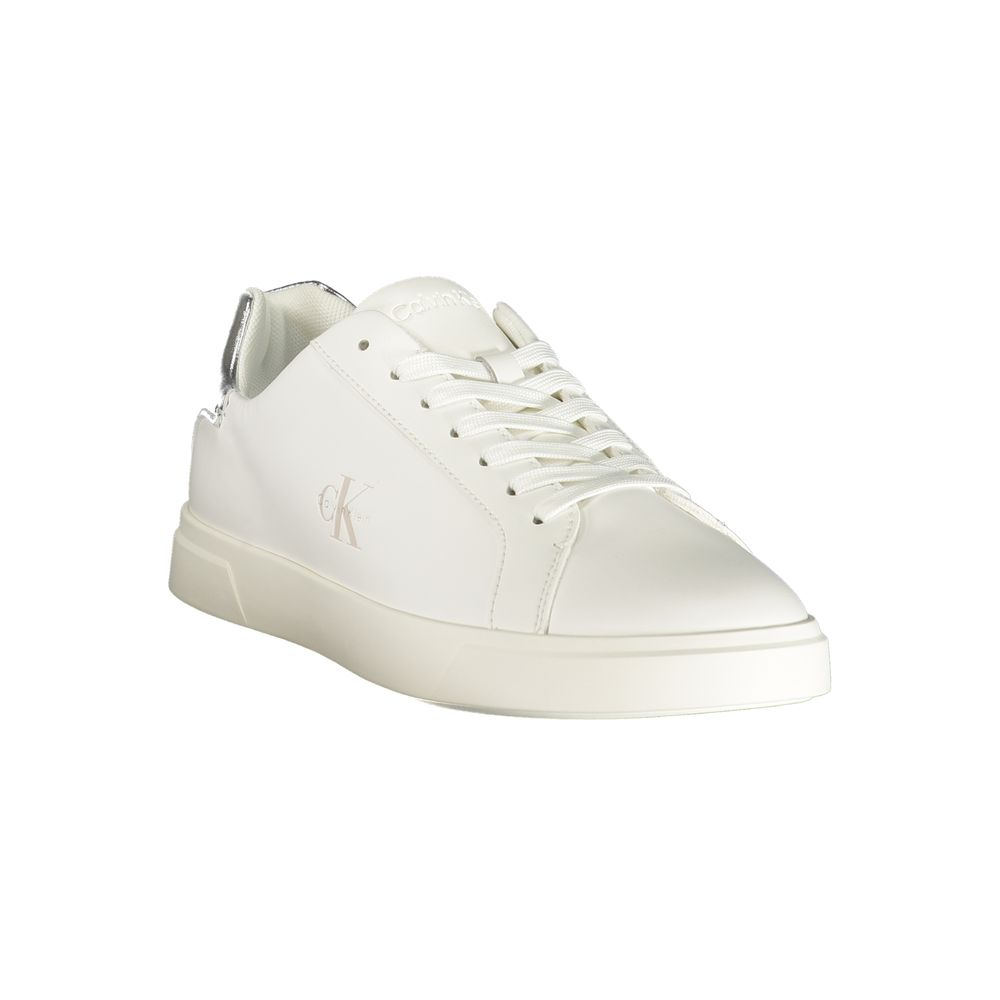 Sneaker blanche en polyuréthane pour femme de la marque Calvin Klein, vue de profil, style moderne et élégant.