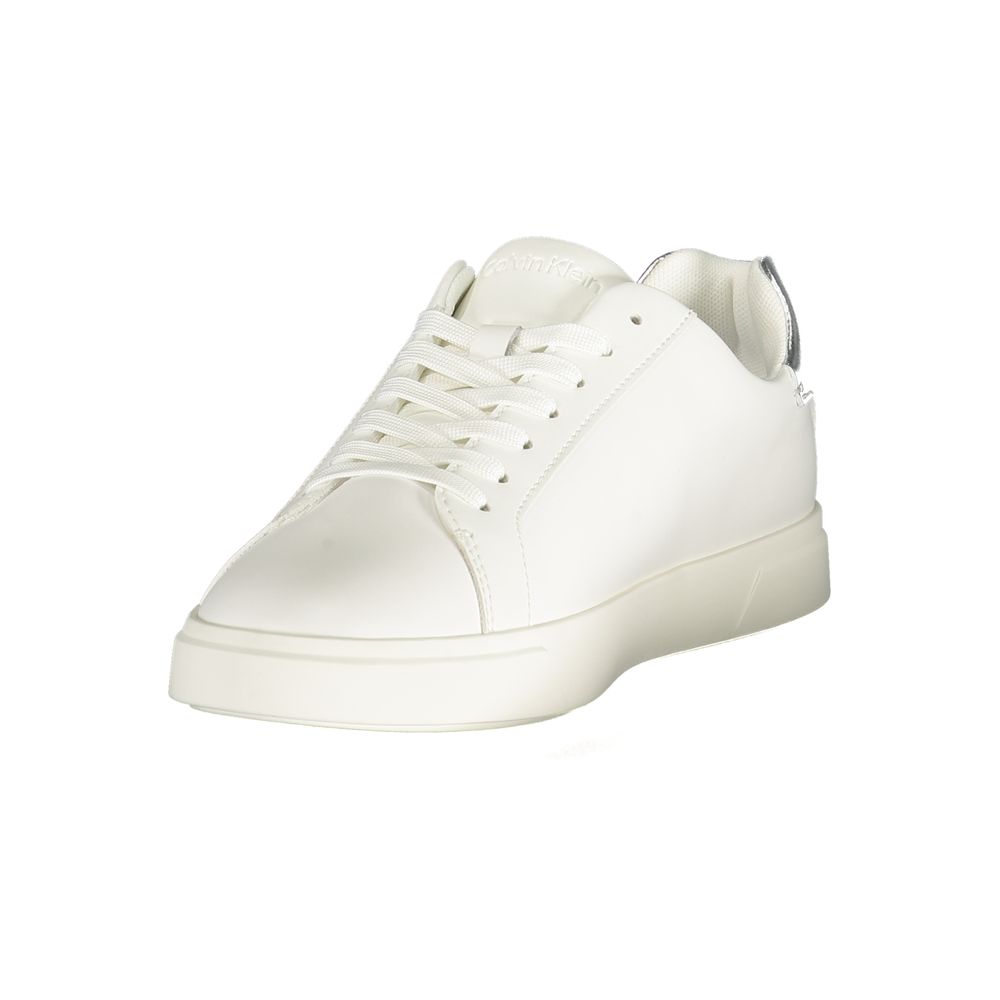 Sneakers blanches en polyuréthane pour femme de la marque Calvin Klein, élégant design moderne, vue de face.