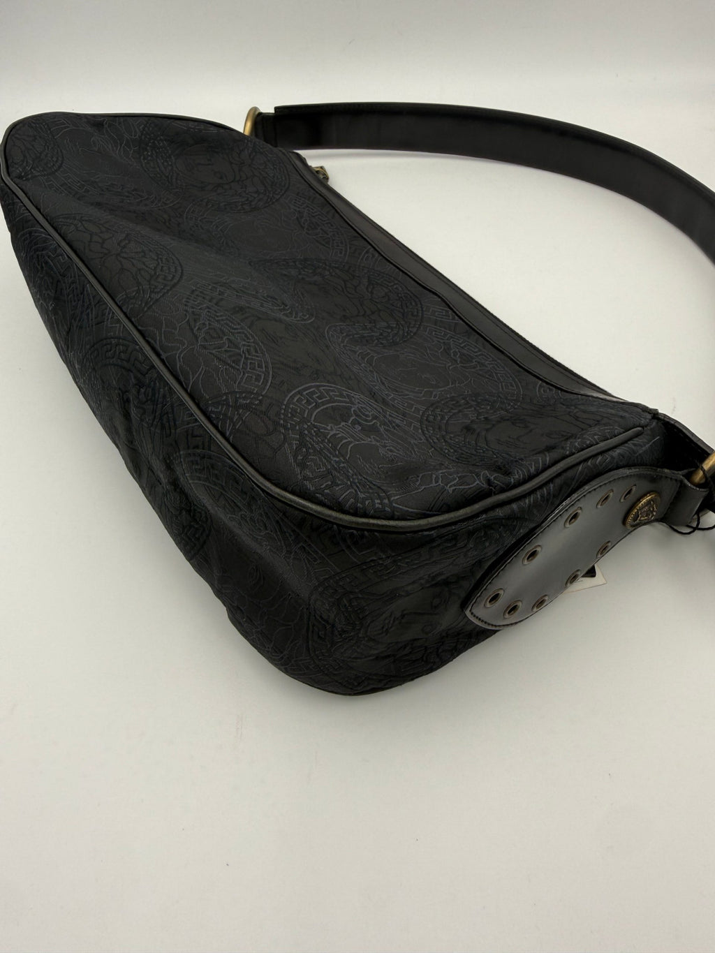 Sac à épaule Versace Medusa en jacquard avec motif emblématique, orné du logo Versace sur fond noir et or.