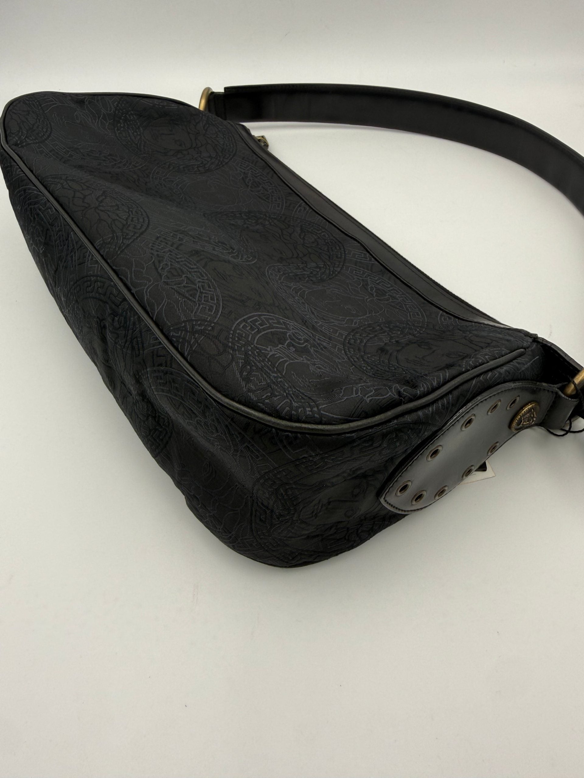 Sac à épaule Versace Medusa en jacquard avec motif emblématique, orné du logo Versace sur fond noir et or.