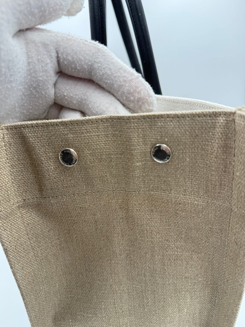 Grand sac cabas Saint Laurent Rive Gauche en toile noire avec poignées en cuir et logo doré.
