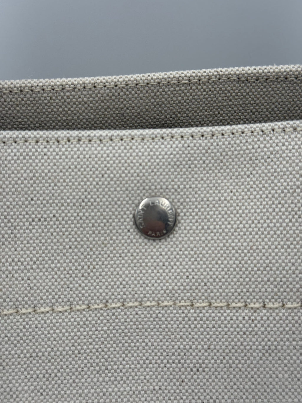 Grand sac cabas Saint Laurent Rive Gauche en cuir noir avec poignées en toile et logo Saint Laurent visible.
