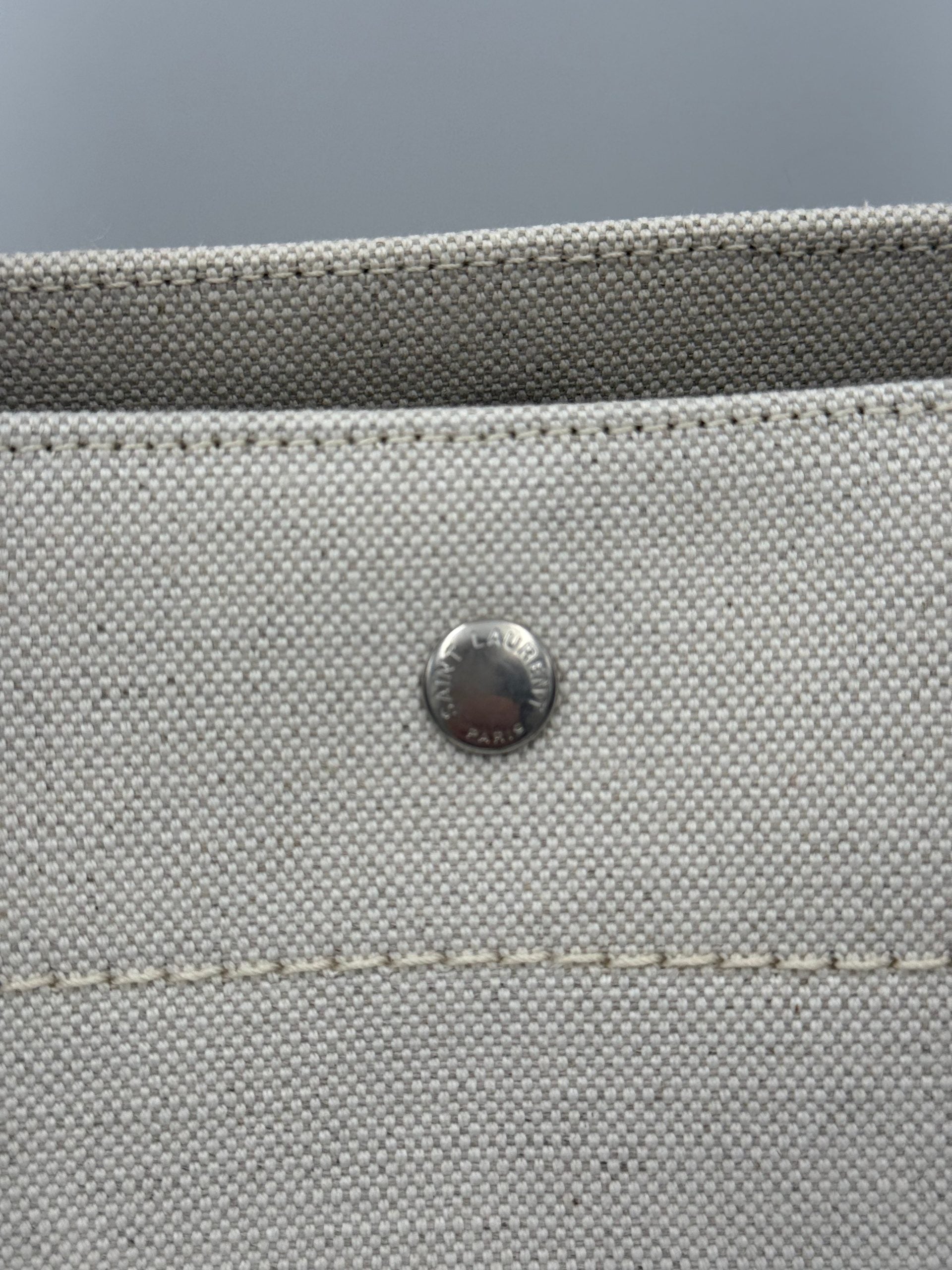 Grand sac cabas Saint Laurent Rive Gauche en cuir noir avec poignées en toile et logo Saint Laurent visible.
