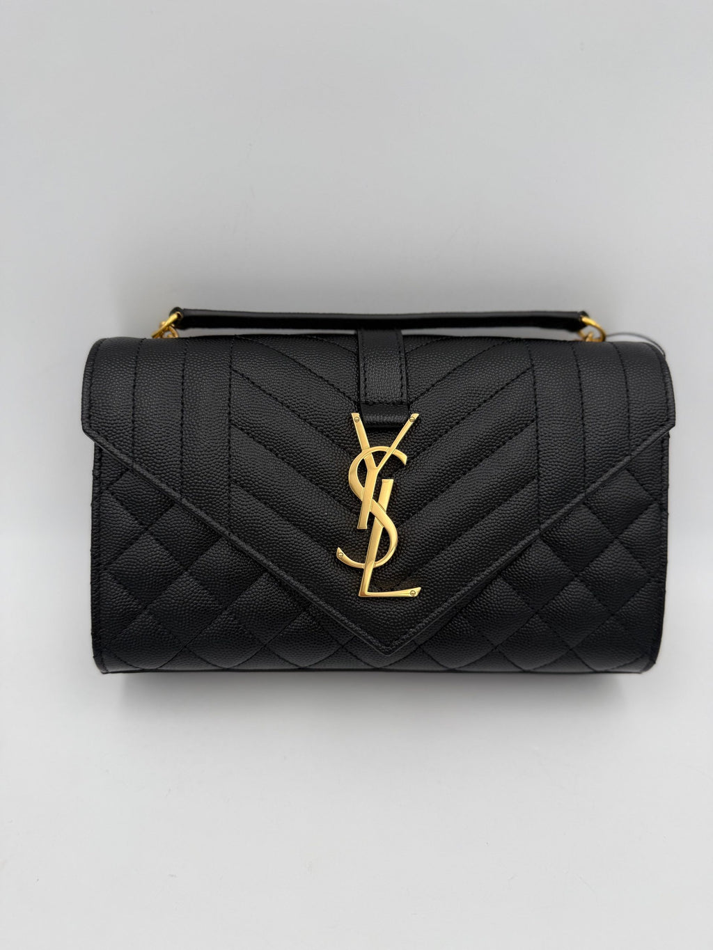 Sac à main Saint Laurent ENVELOPE SMALL en cuir grainé noir, petit modèle élégant avec finition sophistiquée.