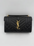 Sac à main Saint Laurent ENVELOPE SMALL en cuir grainé noir, petit modèle élégant avec finition sophistiquée.