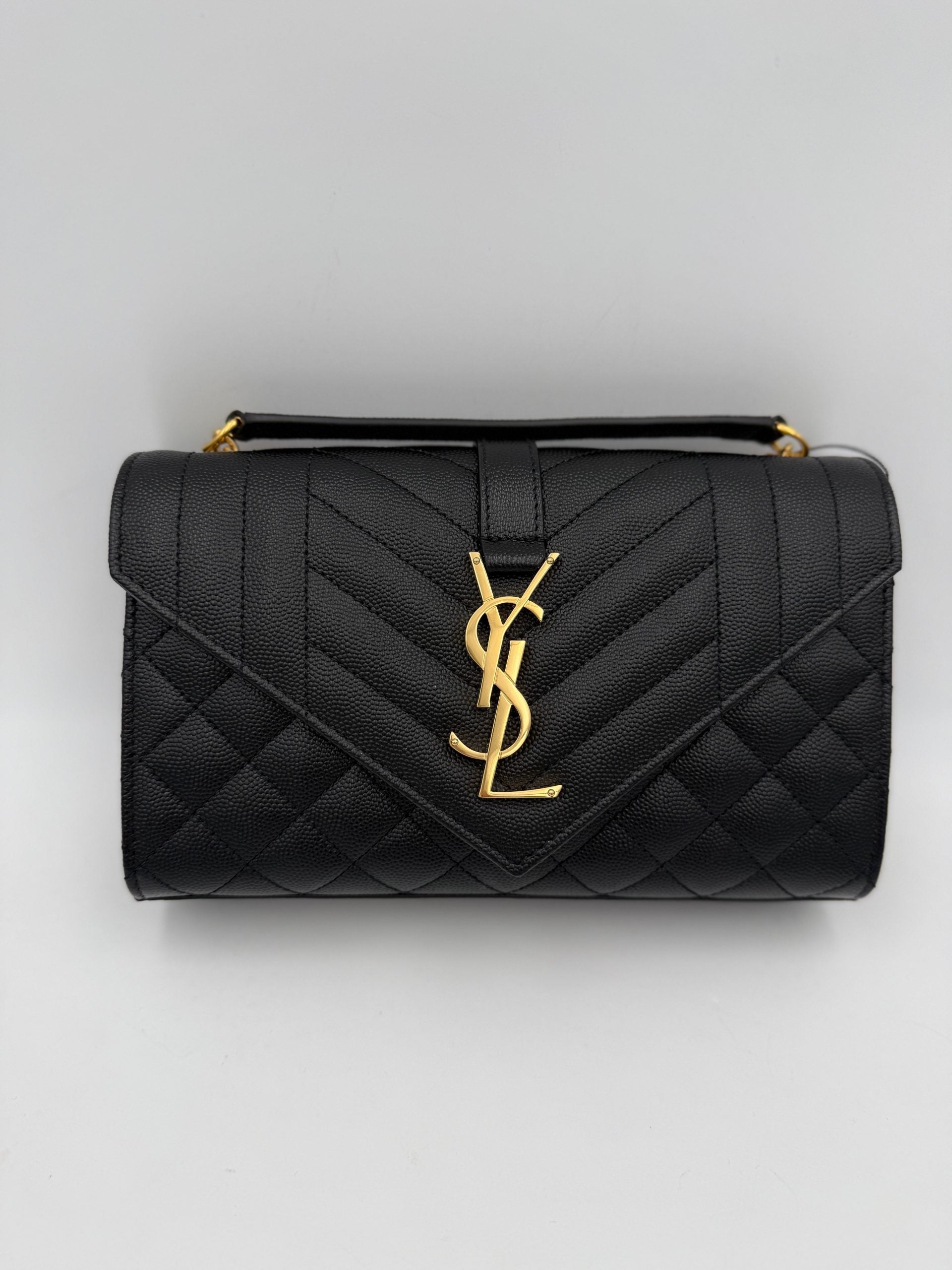 Sac à main Saint Laurent ENVELOPE SMALL en cuir grainé noir, petit modèle élégant avec finition sophistiquée.