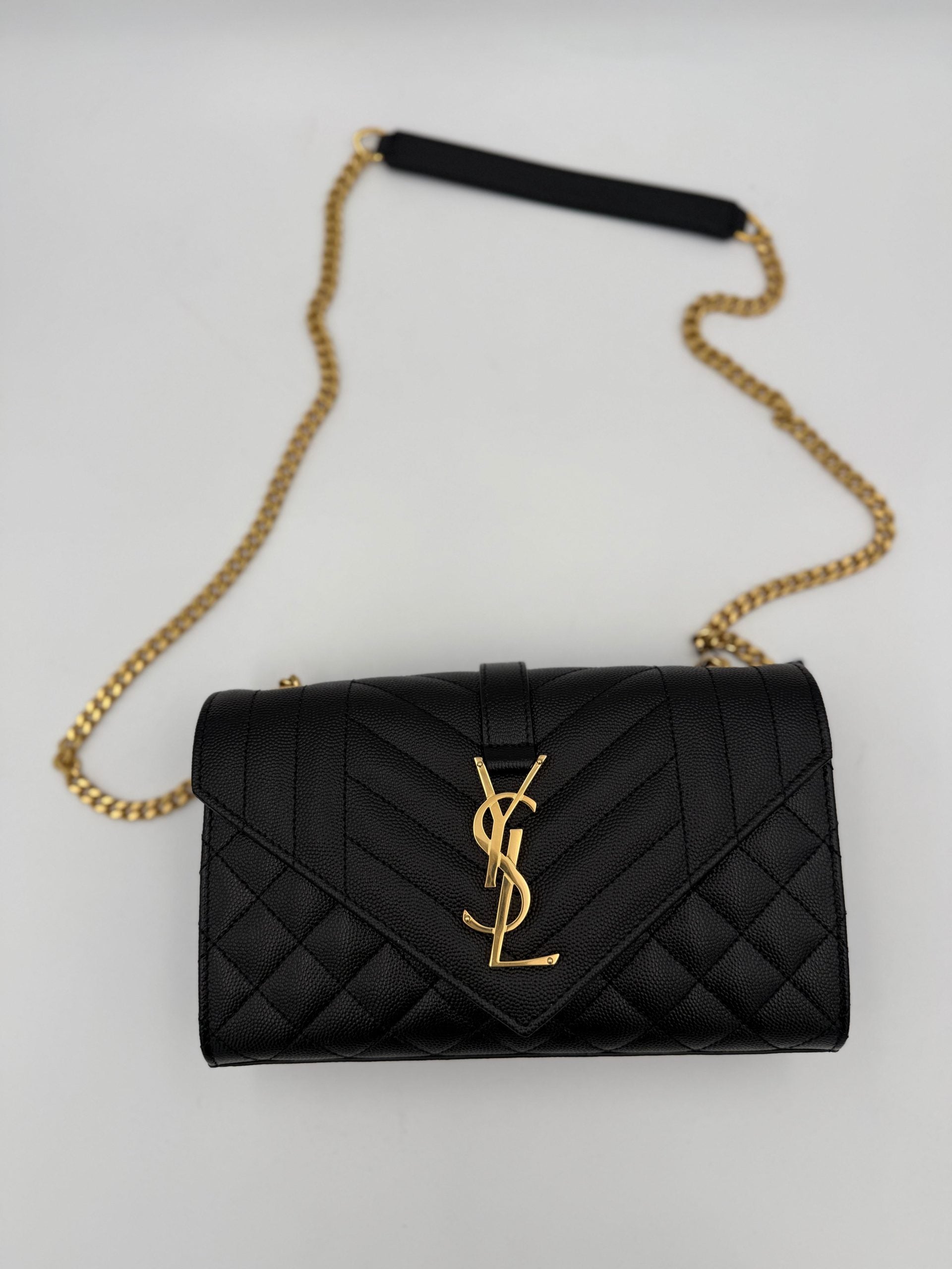 Sac à main Saint Laurent ENVELOPE SMALL en cuir grainé noir, petit sac élégant avec fermeture enveloppe et détails raffinés.