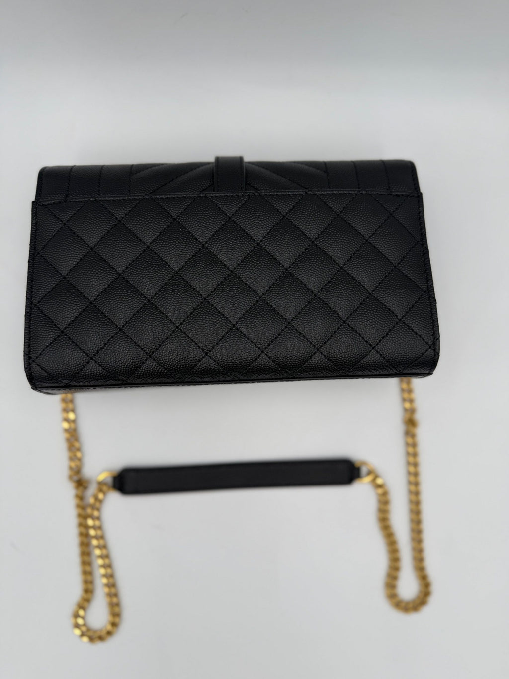 Sac à main Saint Laurent SAINT LAURENT ENVELOPE SMALL en cuir grainé noir, petit format avec pochettes élégantes.