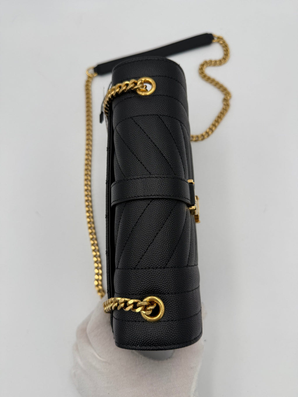 Sac à main Saint Laurent ENVELOPE SMALL en cuir grainé noir, sac élégant avec fermeture enveloppe et détails sophistiqués.