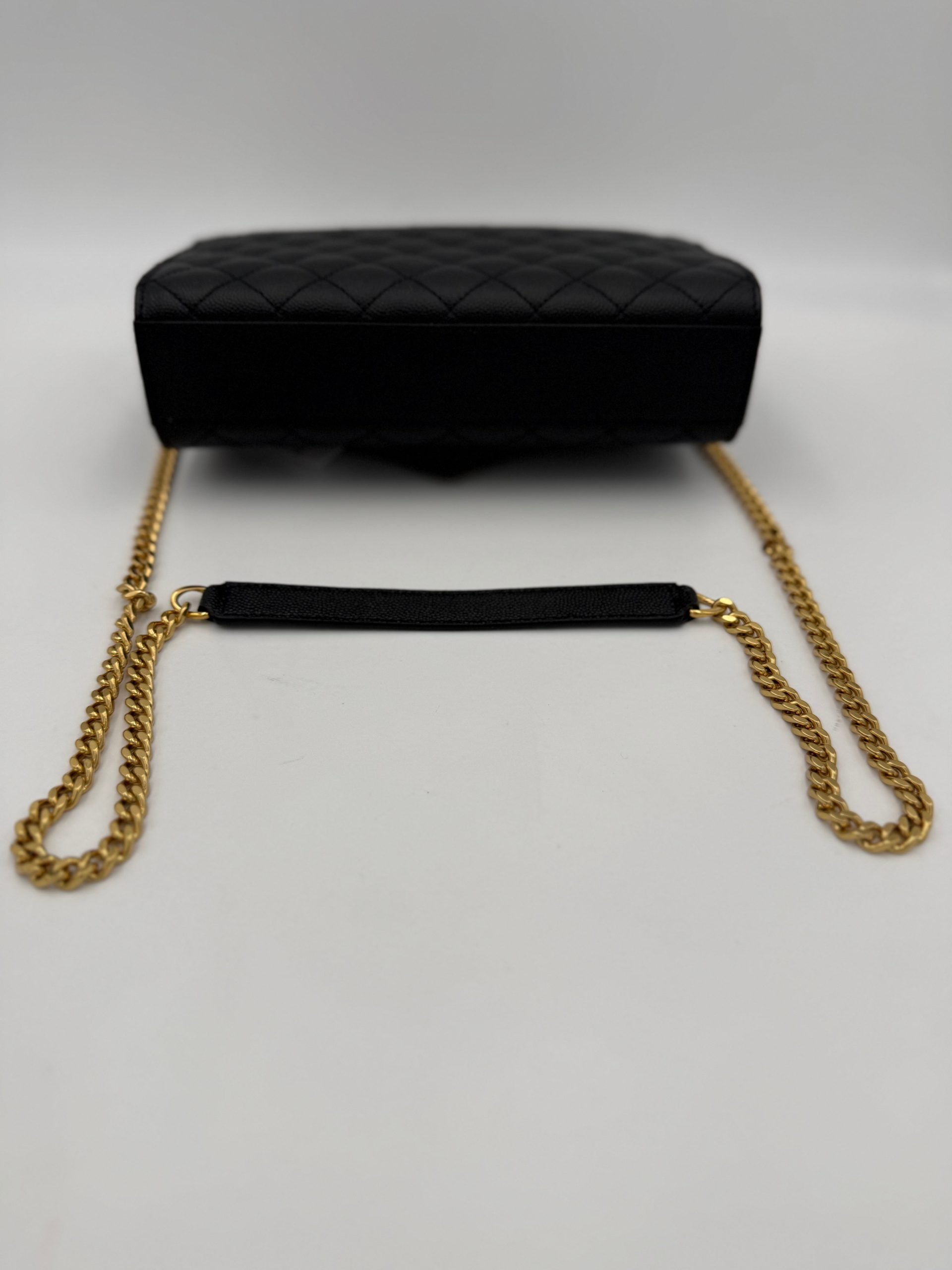 Sac à main Saint Laurent ENVELOPE SMALL en cuir grainé noir, format compact et élégant, avec poche extérieure visible.