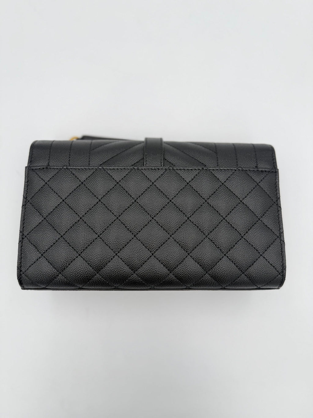 Sac à main Saint Laurent en cuir grainé noir, format enveloppe petit modèle, élégant et sophistiqué.