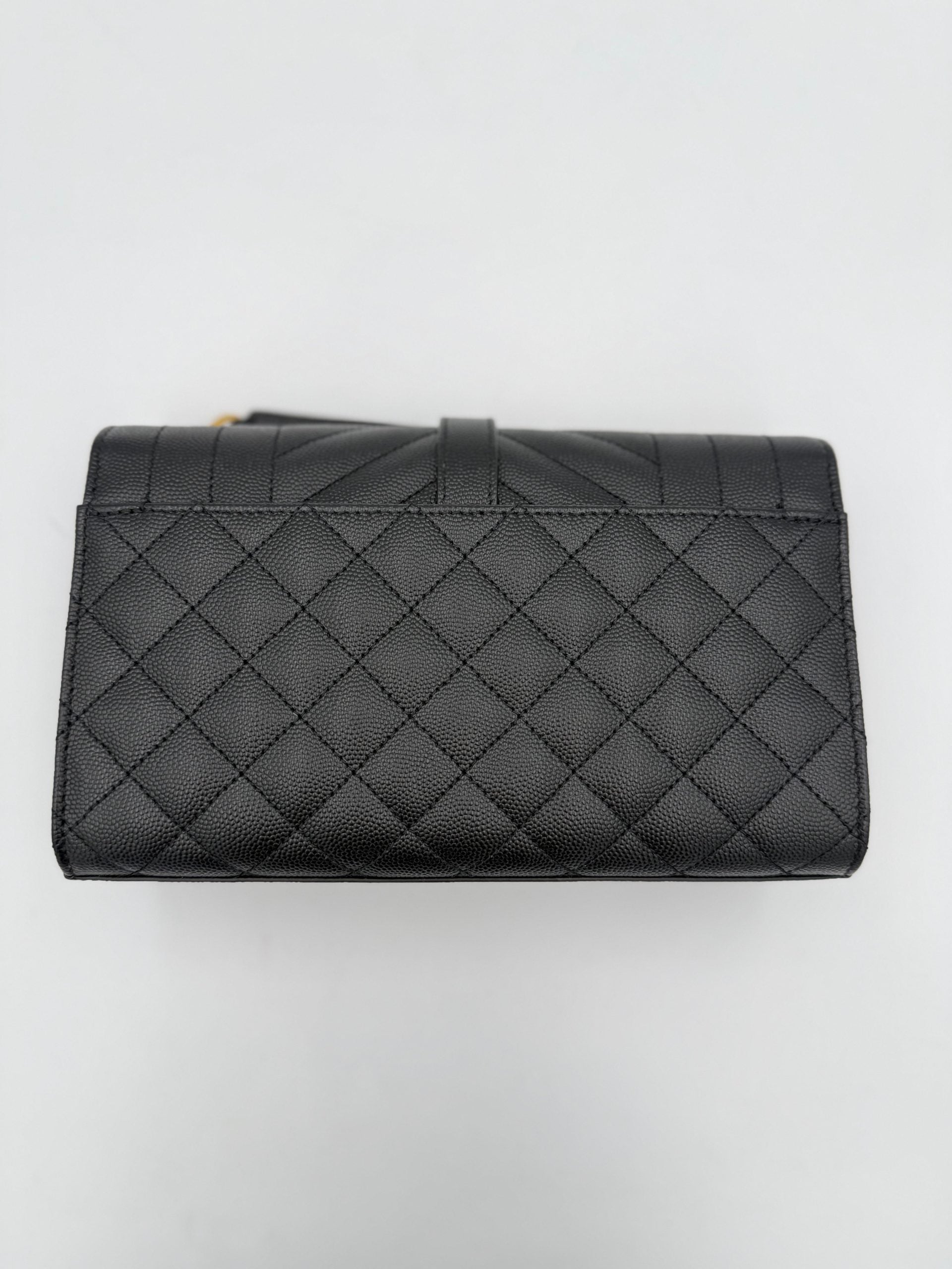 Sac à main Saint Laurent en cuir grainé noir, format enveloppe petit modèle, élégant et sophistiqué.