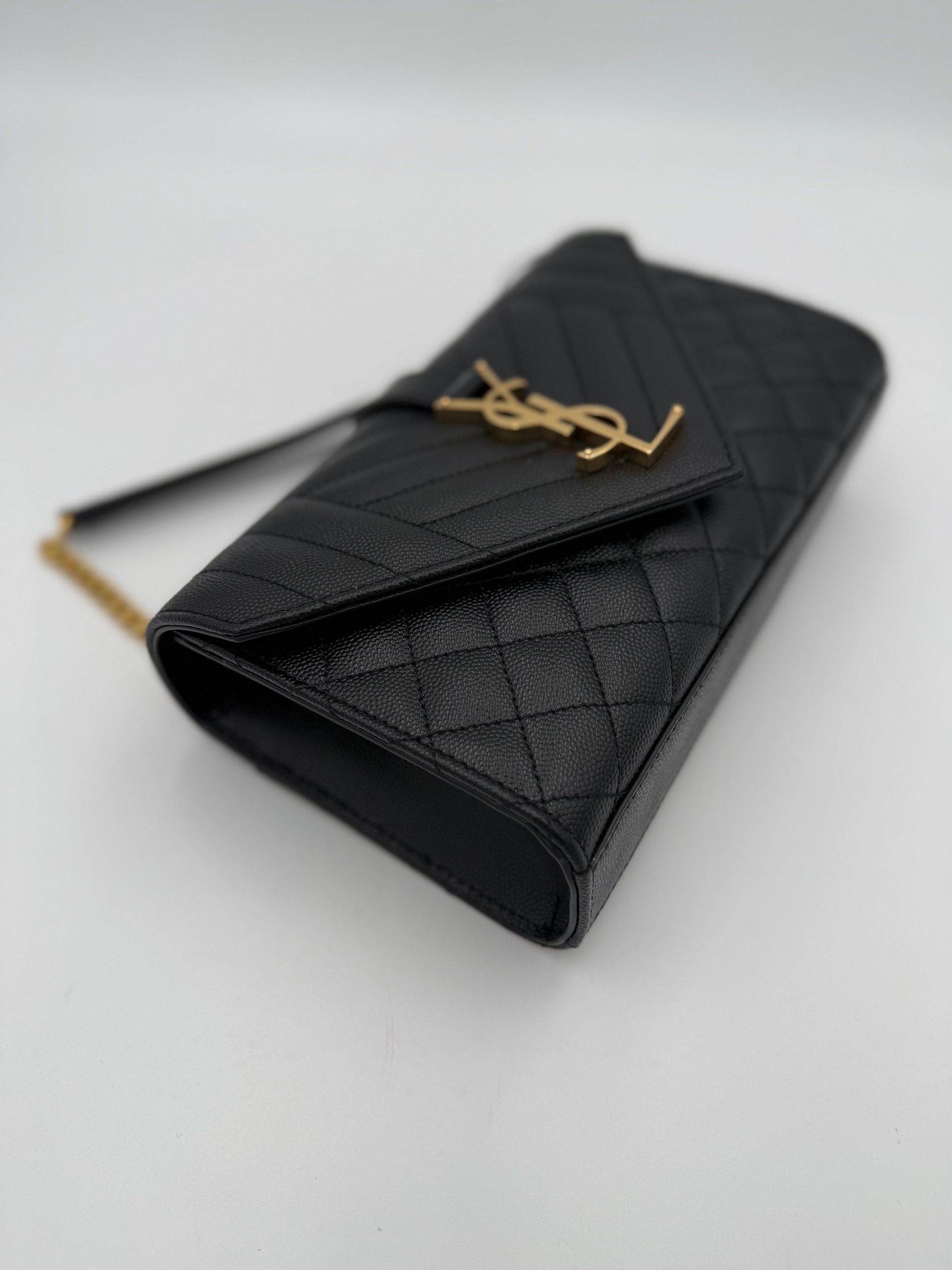 Sac à main Saint Laurent SAINT LAURENT ENVELOPE SMALL en cuir grainé noir, petit format élégant avec fermeture à rabat.