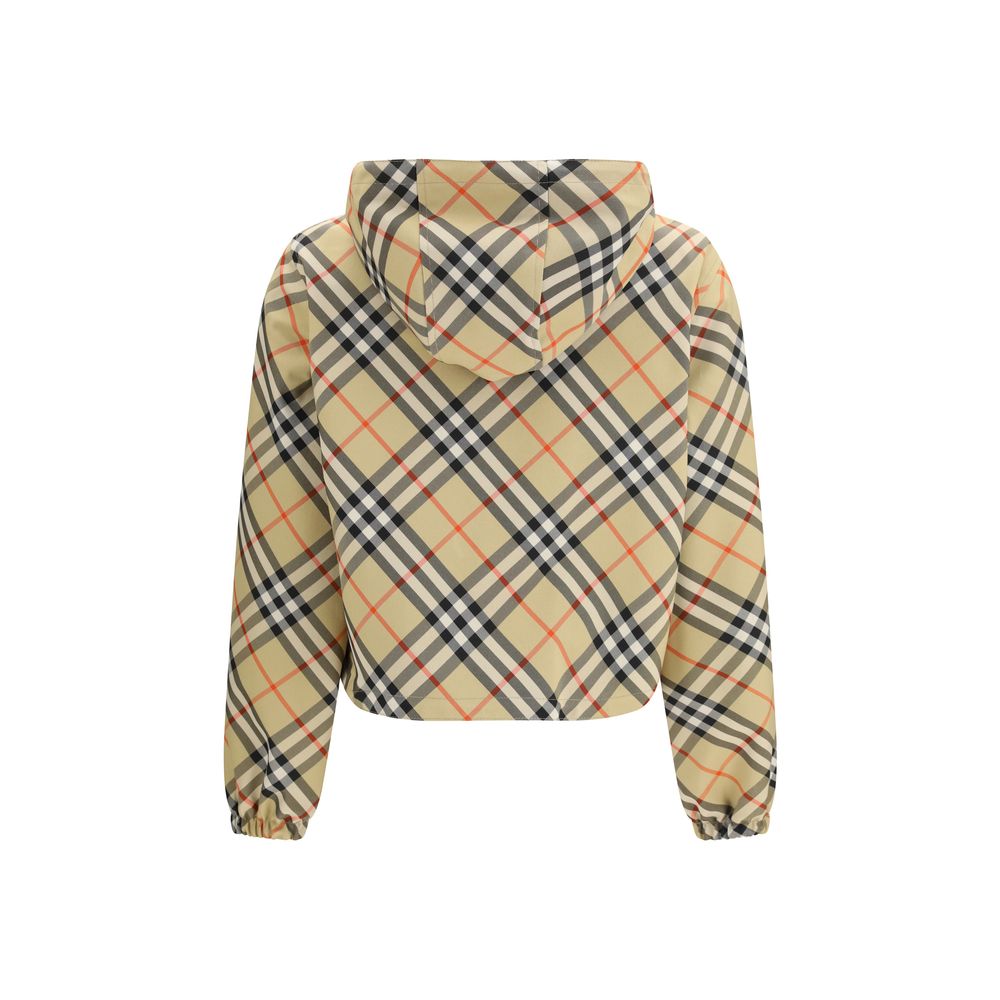 Veste longue beige en polyester de la marque Burberry, vue en gros plan, détails du tissu et coupe élégante.
