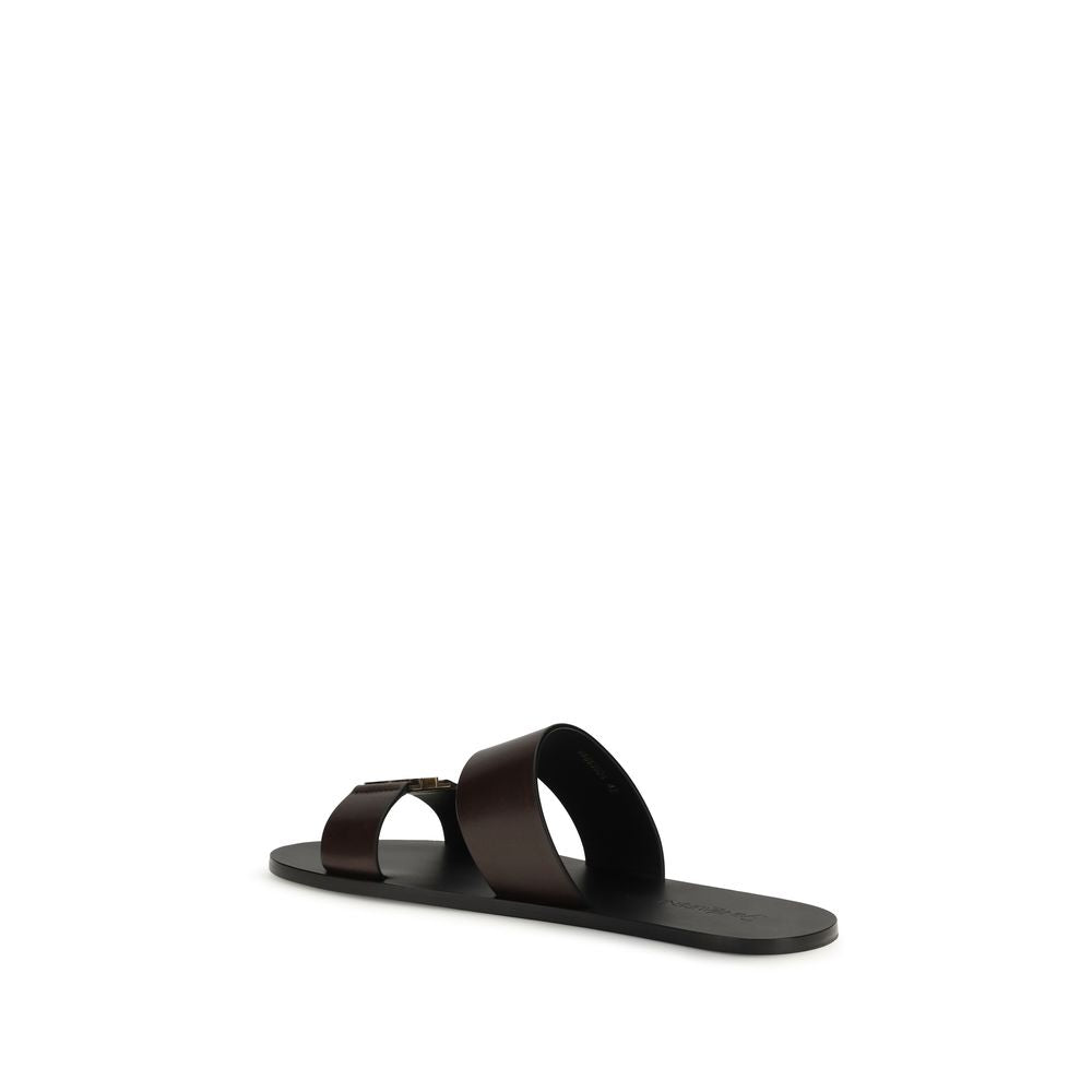 Sandales plates en cuir de veau marron Saint Laurent Bos Taurus, vue en gros plan sur le dessus et la semelle.