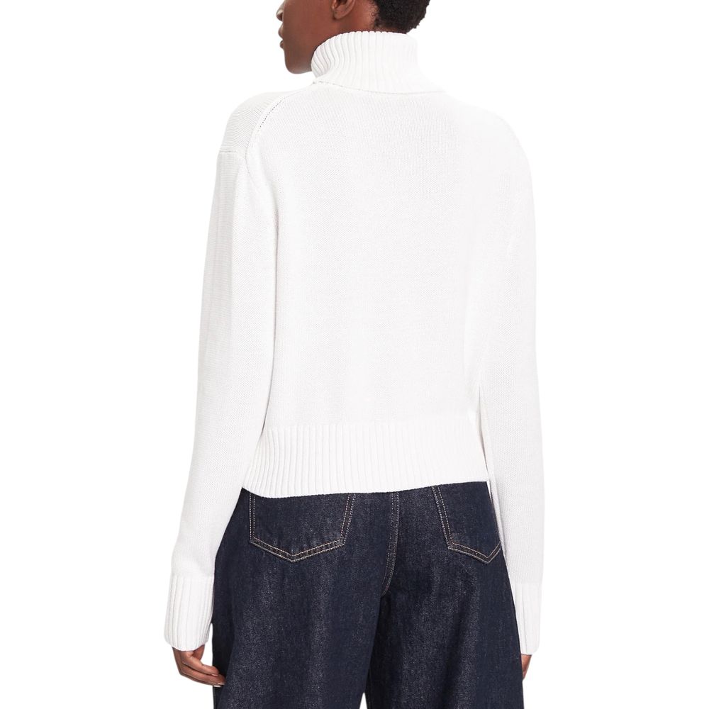 Pull à col roulé en coton blanc de Calvin Klein Jeans, mannequin portant le vêtement avec un fond neutre.