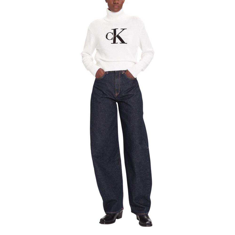 Pull à col roulé en coton blanc de Calvin Klein Jeans, élégant et confortable, porté sur un mannequin.
