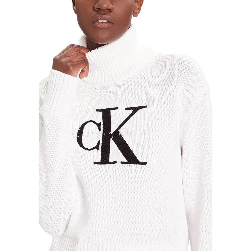 Pull à col roulé en coton blanc de Calvin Klein Jeans, vue de face, détails du tissu doux et coupe classique.