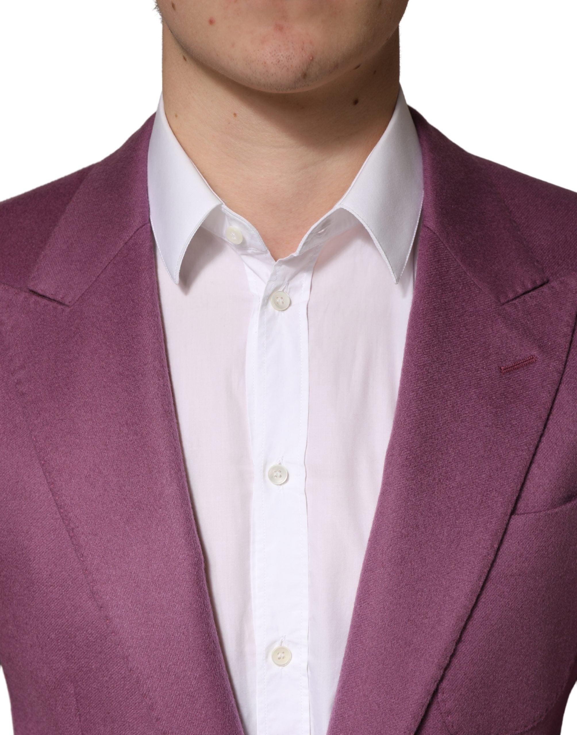 Manteau blazer en cachemire violet Dolce & Gabbana, coupe slim fit, élégant et chaud, porté sur un mannequin.