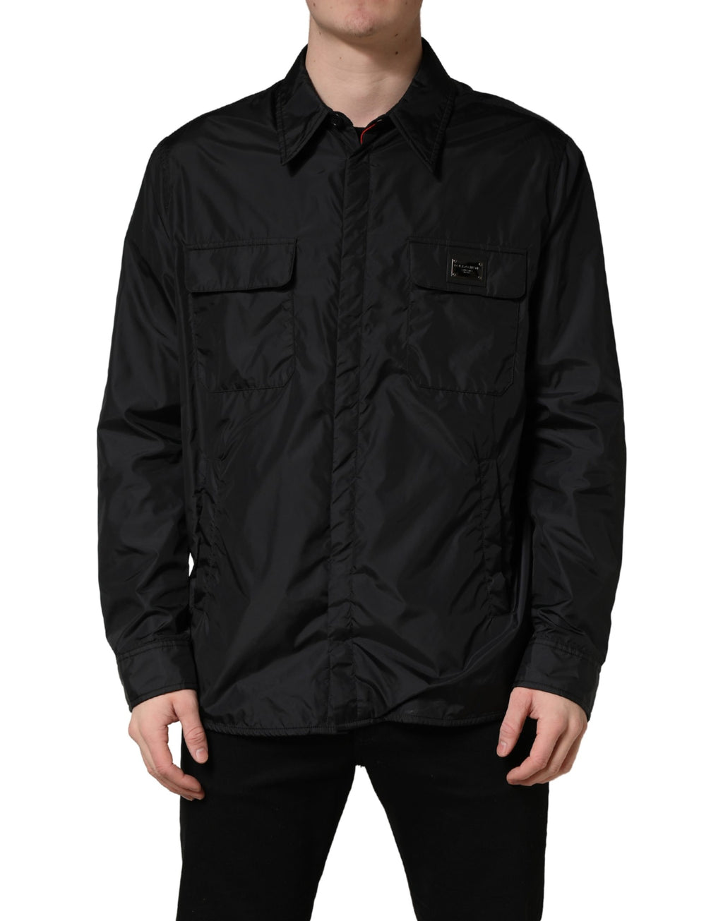 Chemise manteau à manches longues Dolce & Gabbana avec plaque logo noire, style élégant et moderne, visible détails de la veste.