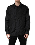 Chemise manteau à manches longues Dolce & Gabbana avec plaque logo noire, style élégant et moderne, visible détails de la veste.