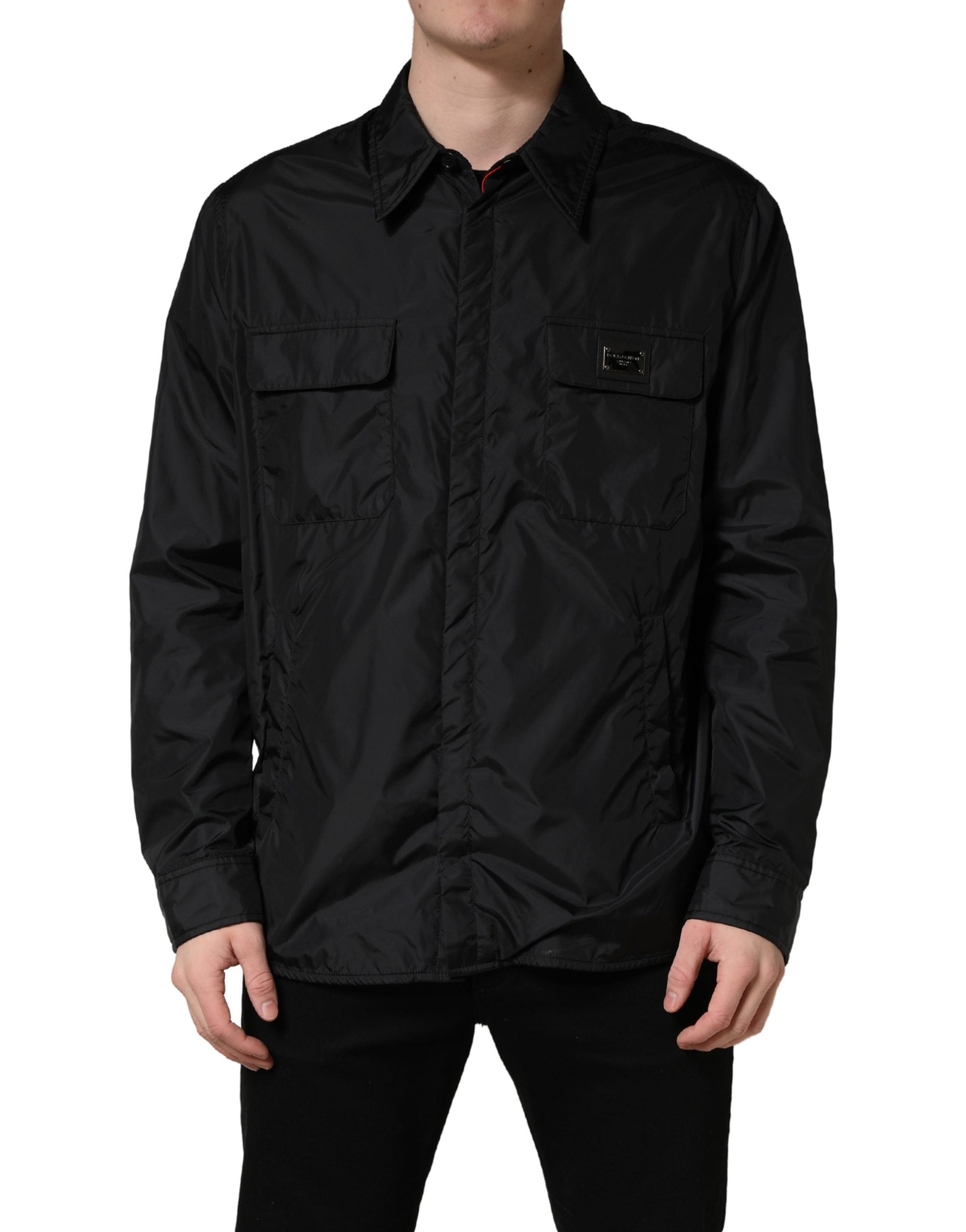 Chemise manteau à manches longues Dolce & Gabbana avec plaque logo noire, style élégant et moderne, visible détails de la veste.