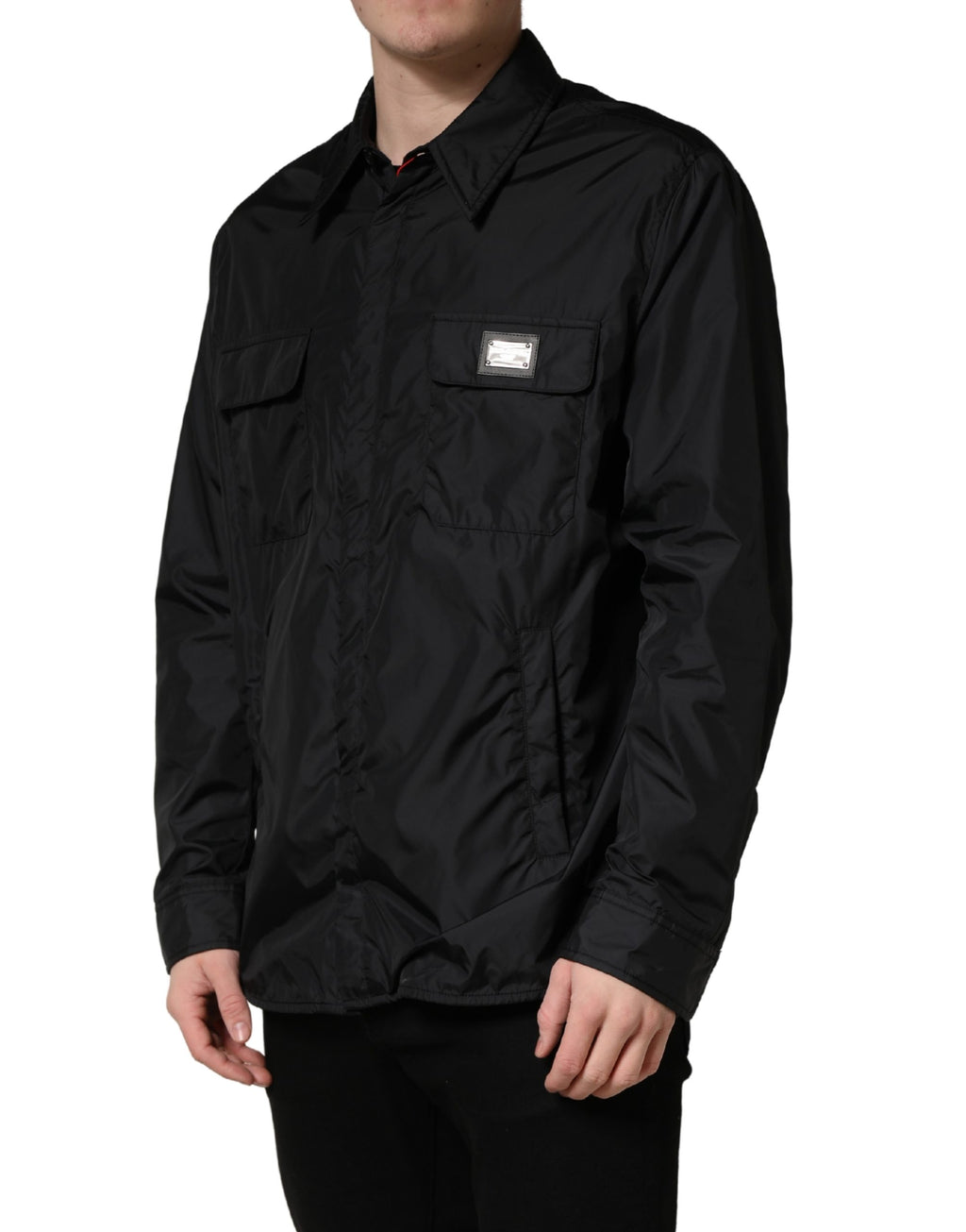 Chemise-vestiaire longue Dolce & Gabbana à logo noir, manches longues avec plaque de logo en détail visible.