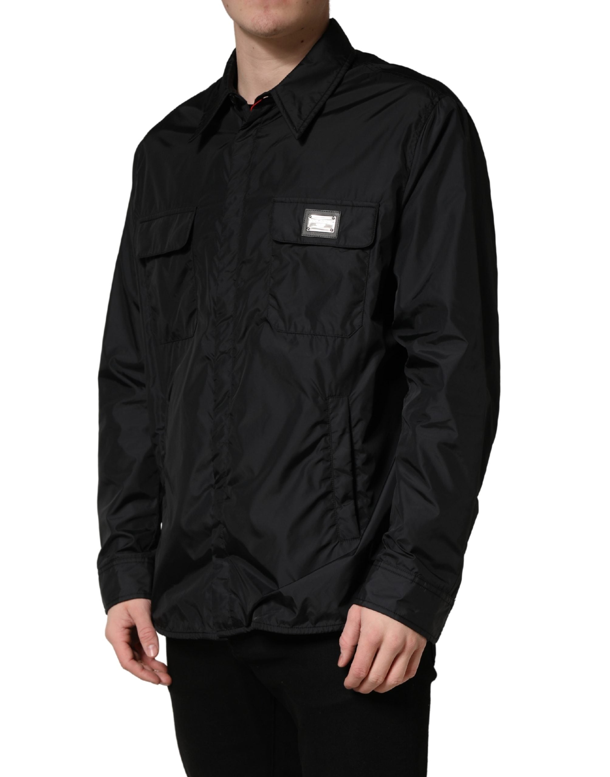 Chemise-vestiaire longue Dolce & Gabbana à logo noir, manches longues avec plaque de logo en détail visible.