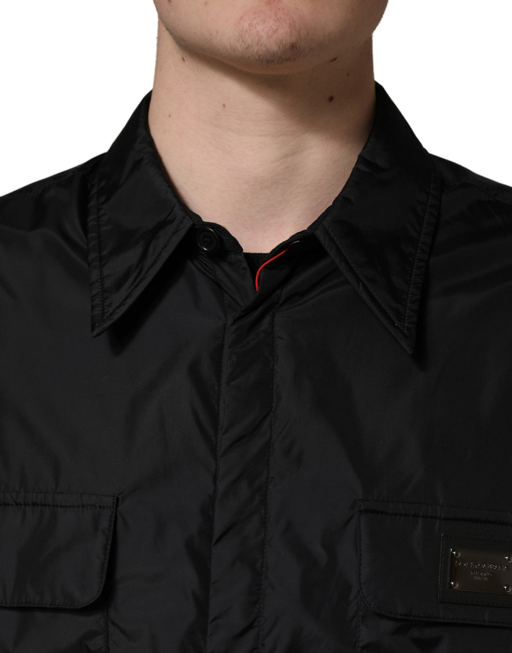 Veste chemise noire Dolce & Gabbana avec logo en plaque, manches longues, style élégant et moderne.