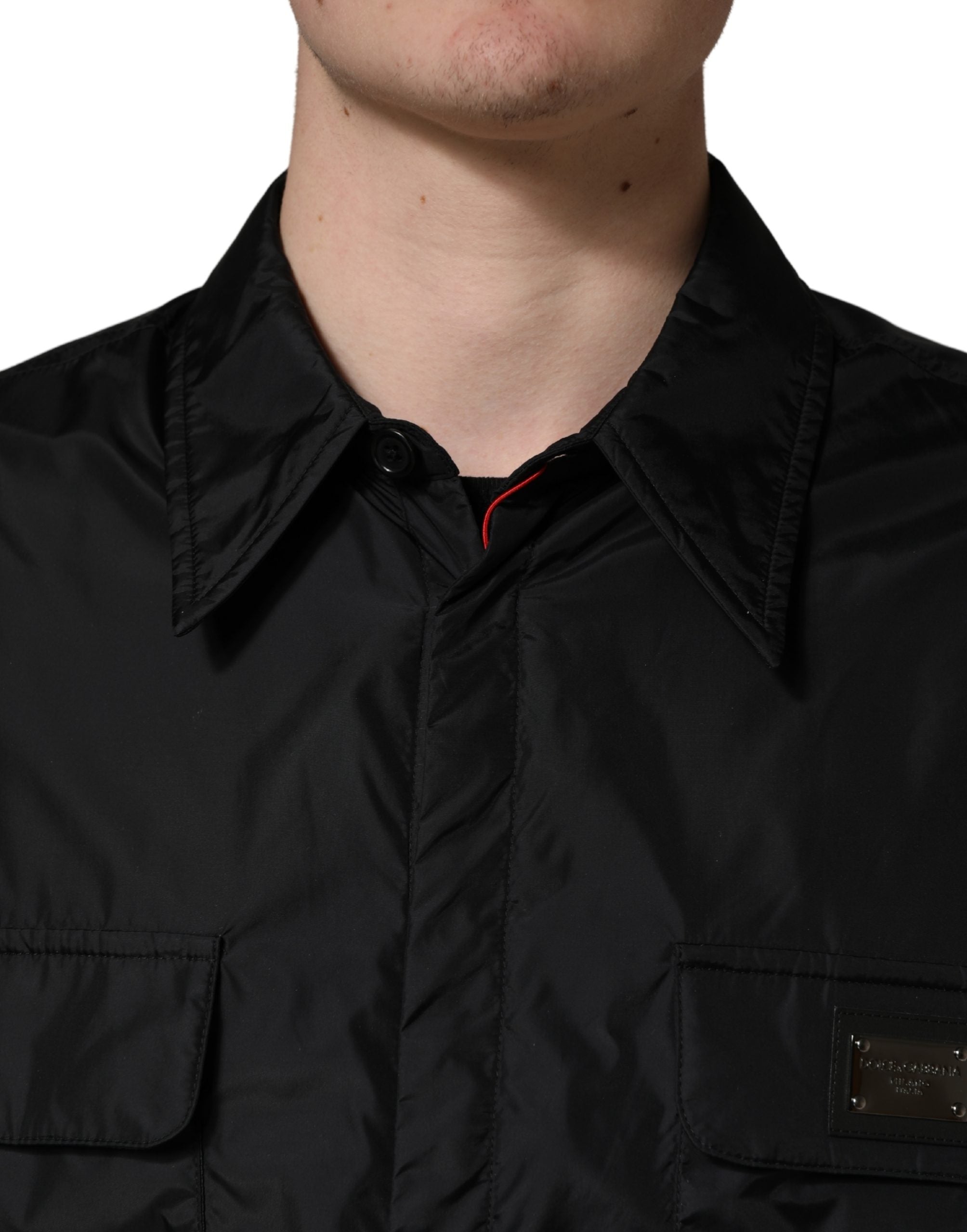 Veste chemise noire Dolce & Gabbana avec logo en plaque, manches longues, style élégant et moderne.