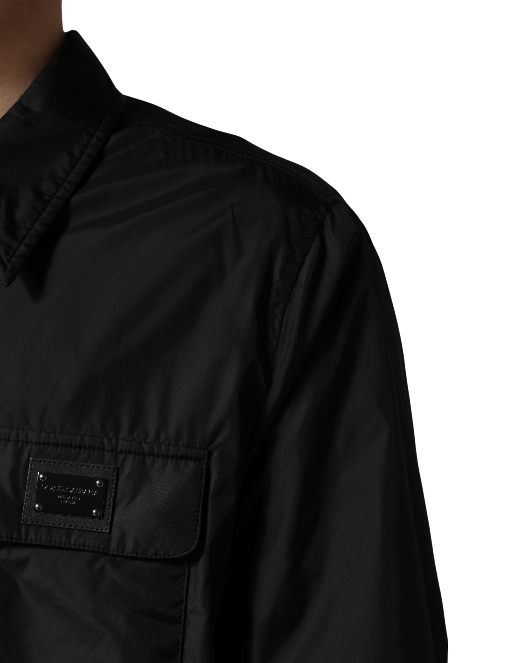Chemise veste Dolce & Gabbana à manches longues, logo noir en plaque, style élégant et moderne, vue de face.