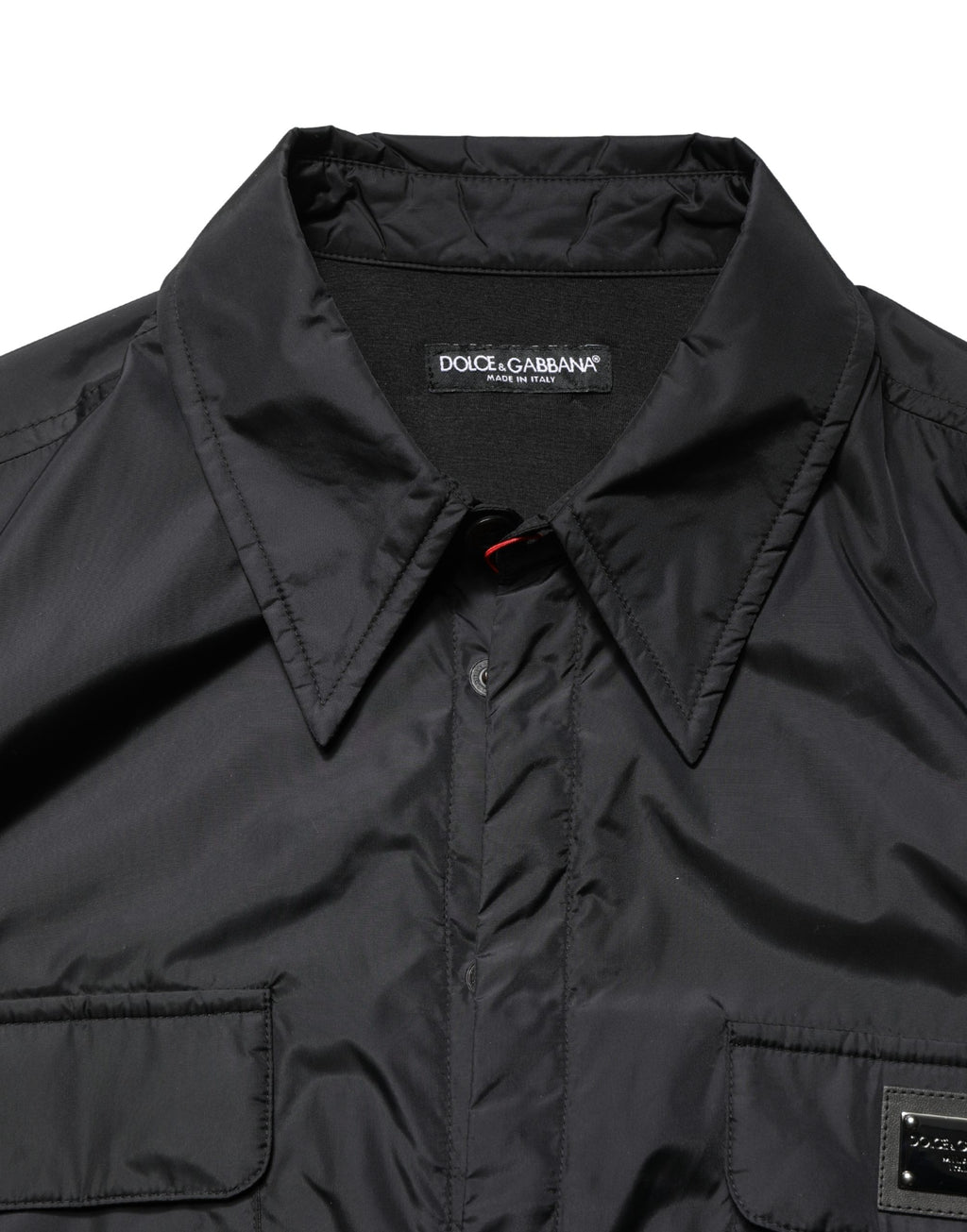 Chemise veste à manches longues Dolce & Gabbana avec plaque logo noire, design élégant et moderne, vue de face.