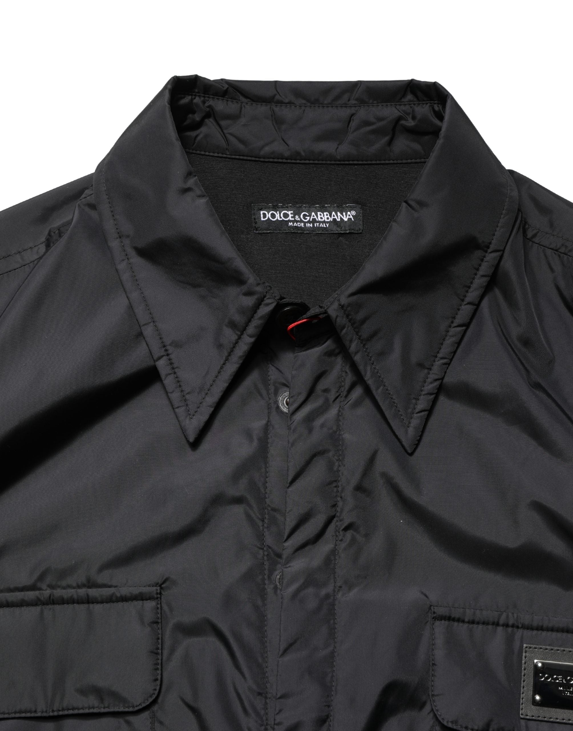 Chemise veste à manches longues Dolce & Gabbana avec plaque logo noire, design élégant et moderne, vue de face.