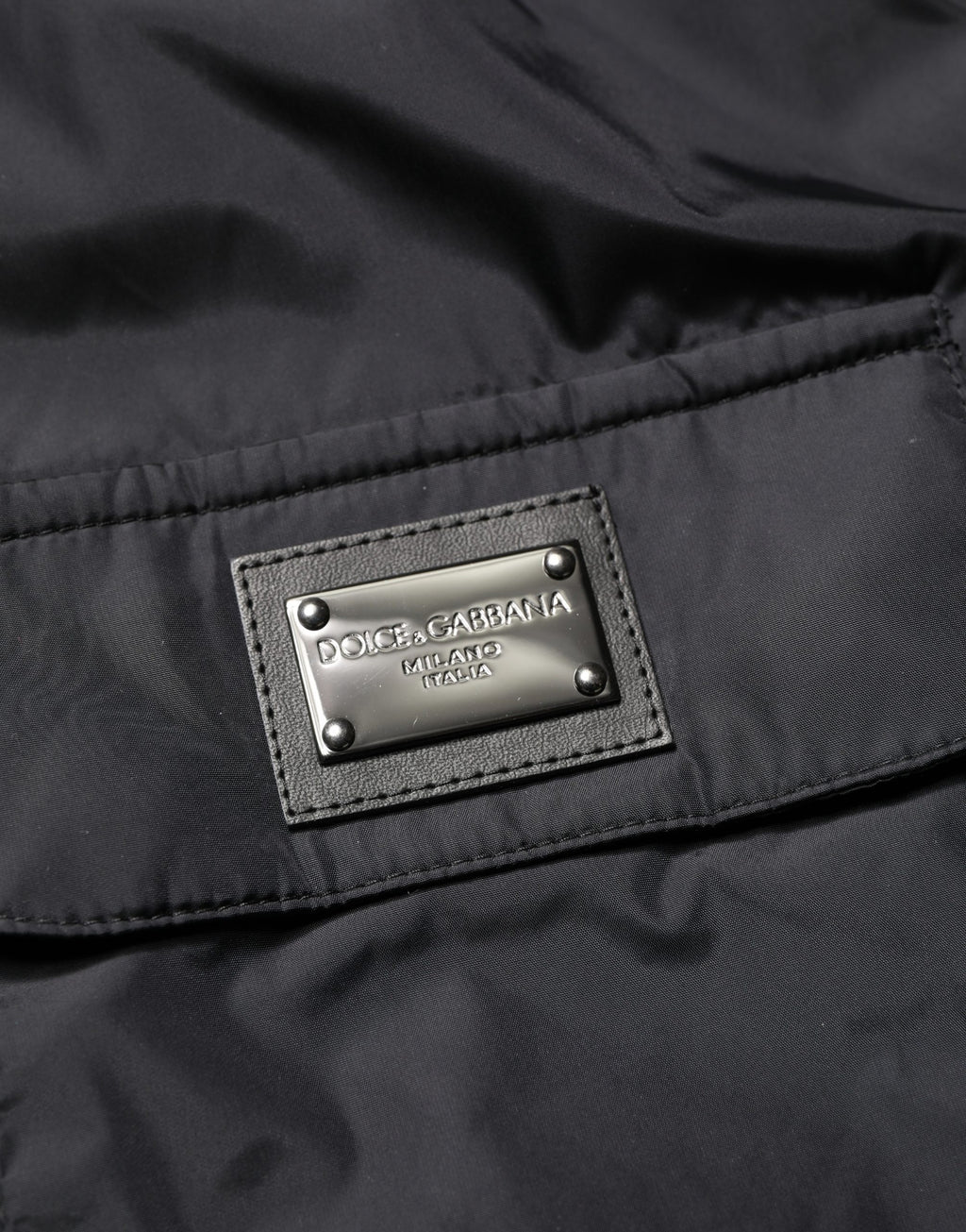 Chemise blazer noire Dolce & Gabbana avec logo en plaque, manches longues, style élégant et moderne.