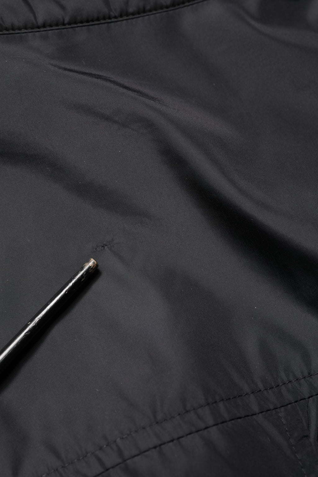 Chemise veste Dolce & Gabbana en noir avec logo en plaque, manches longues et style élégant, vue de face.