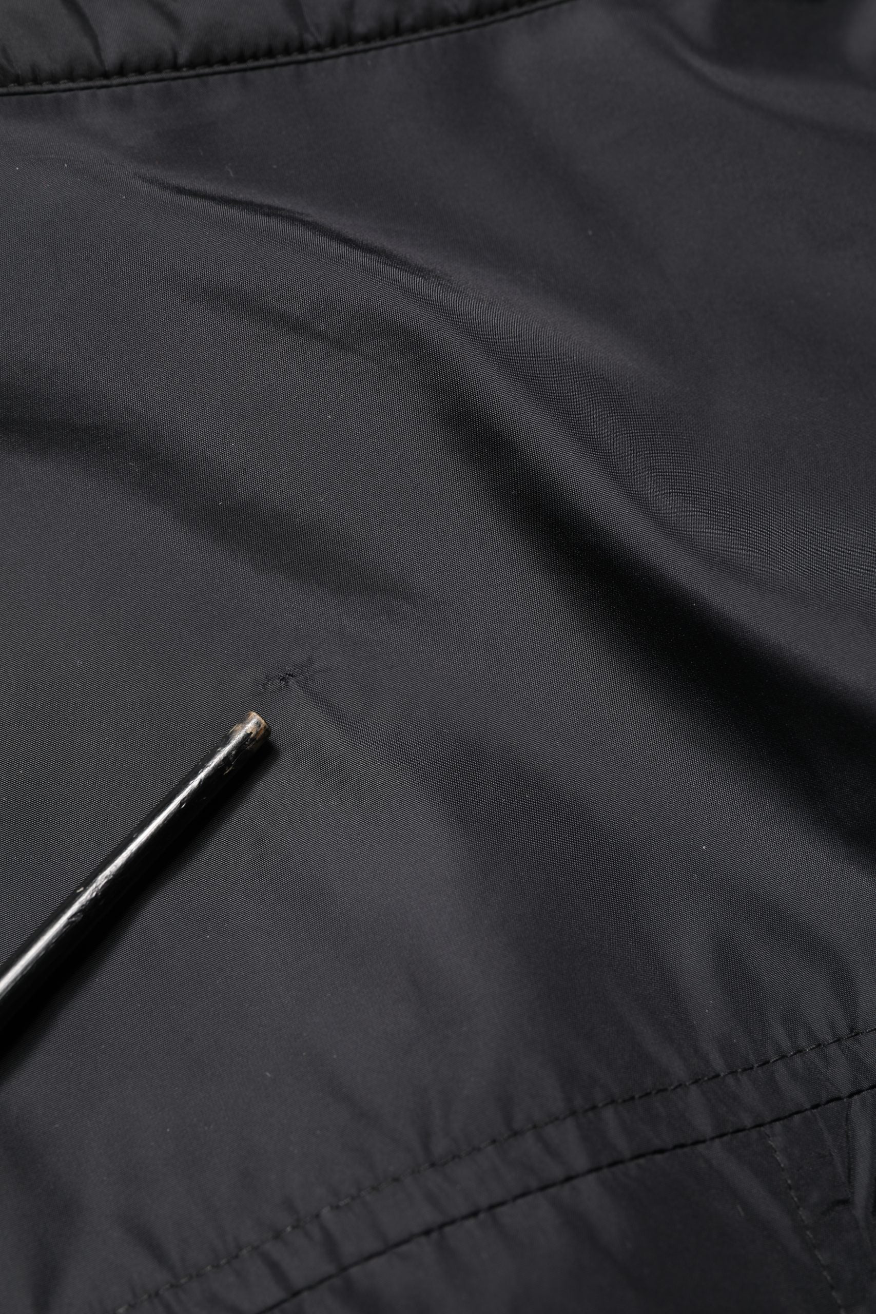 Chemise veste Dolce & Gabbana en noir avec logo en plaque, manches longues et style élégant, vue de face.