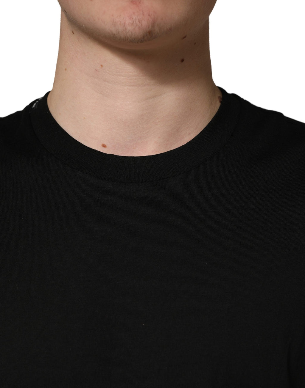 Débardeur sans manches noir Dolce & Gabbana avec col rond, tissu léger, porté sur un mannequin.