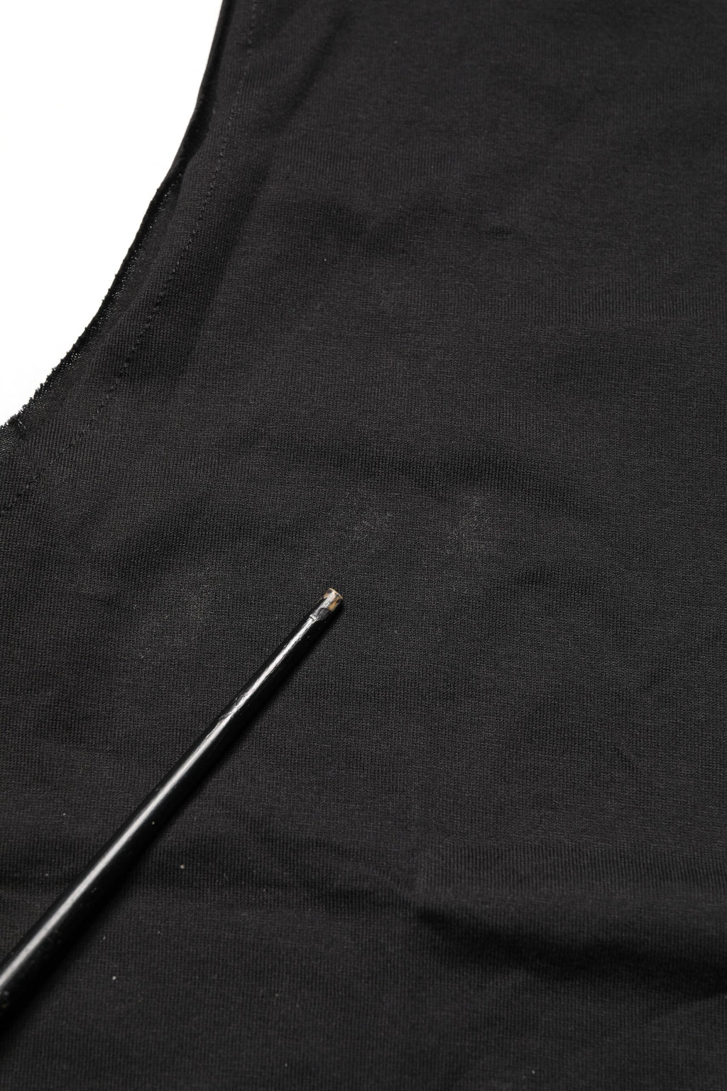 T-shirt sans manches noir Dolce & Gabbana à col ras du cou, vue front avec détails du tissu et style élégant.
