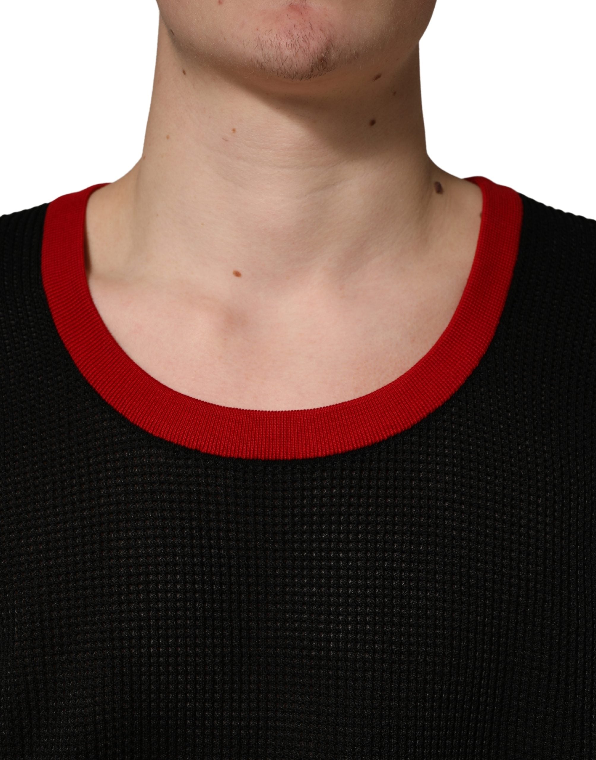 Gilet sans manches à col rond noir Dolce & Gabbana pour homme, en maille, porté sur un mannequin.