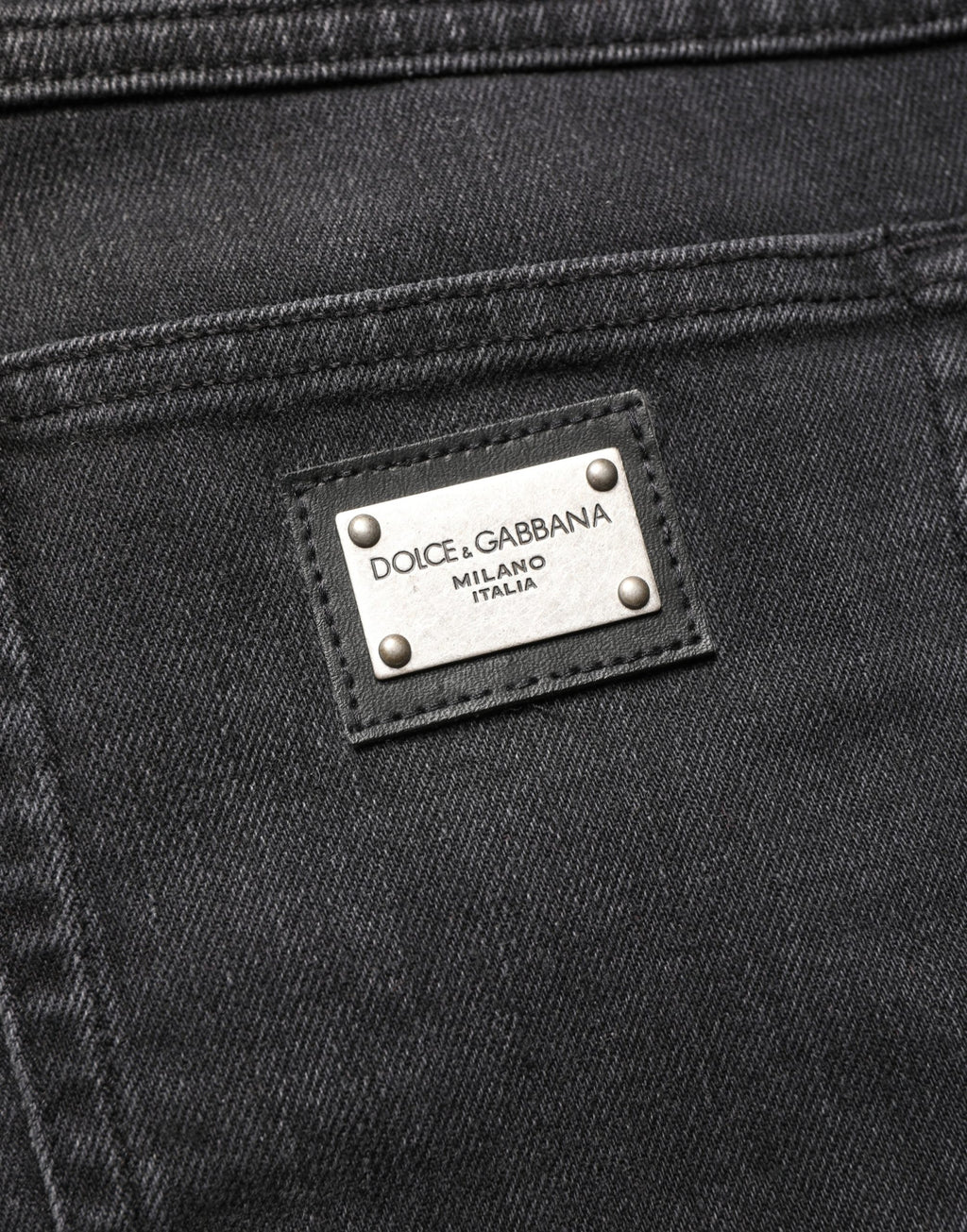 Jeans skinny en coton noir Dolce & Gabbana, coupe régulière, style denim ajusté, visible avec détails classiques.