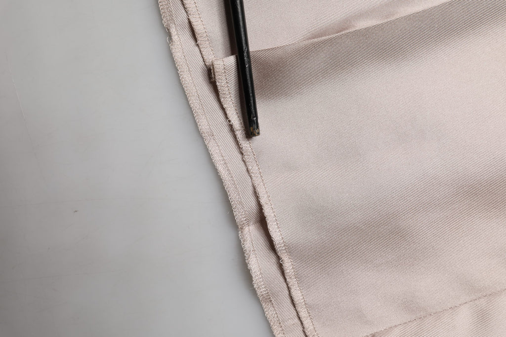 Pantalon formel en soie beige de Dolce & Gabbana, coupe droite, pantalon élégant pour occasions spéciales.