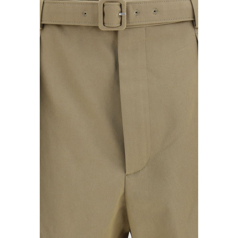 Shorts bermuda en coton beige de Saint Laurent, style élégant et décontracté, affichés sur un mannequin.