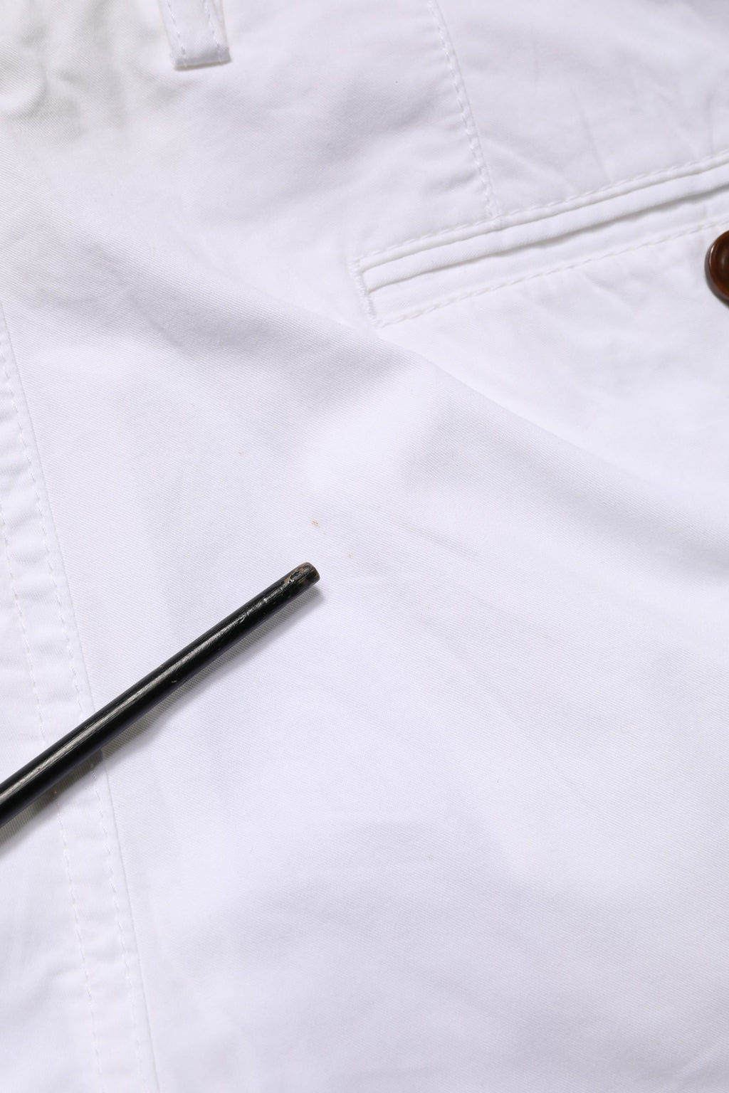Pantalon chino skinny blanc à taille moyenne de Hugo Boss, style décontracté et élégant, visible en gros plan.