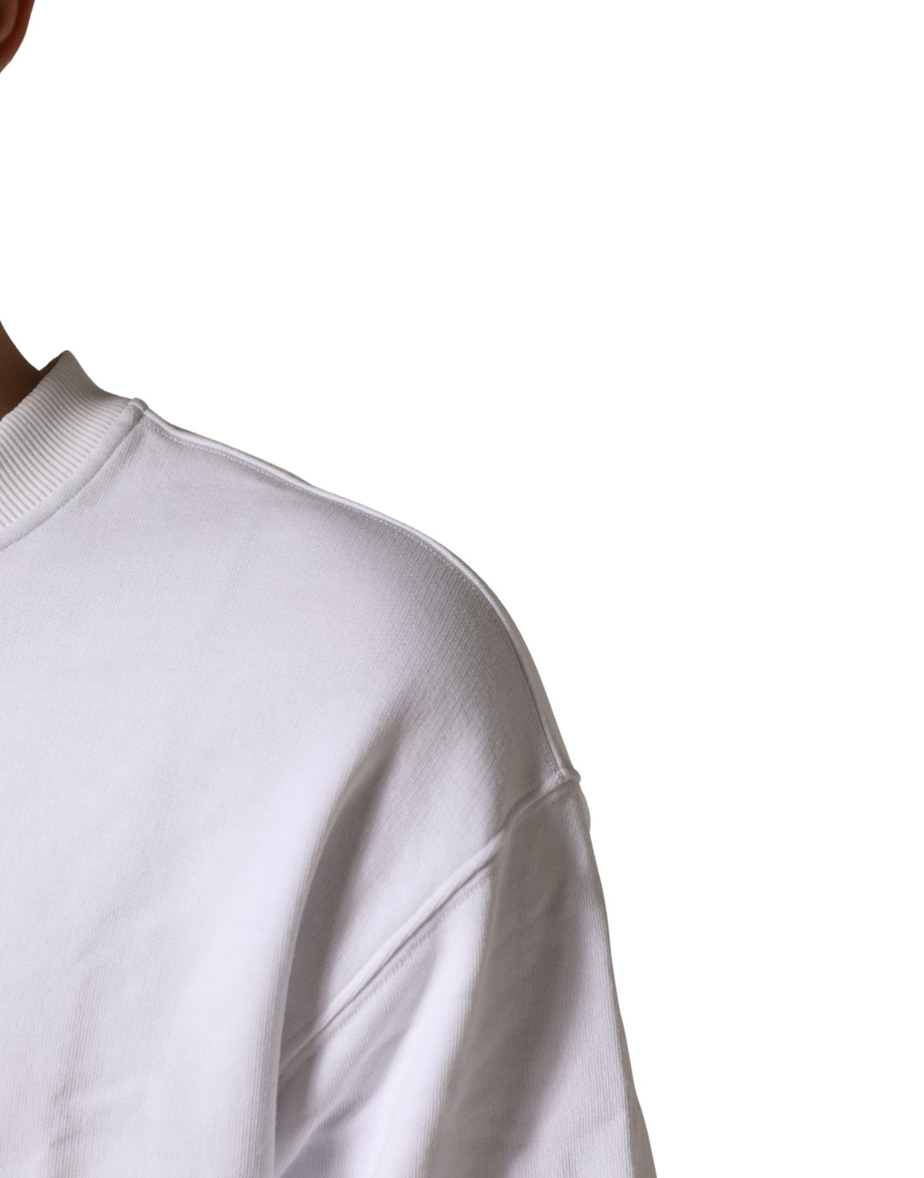 Sweatshirt Dolce & Gabbana en coton blanc à col rond, pull décontracté avec logo discret, porté sur un mannequin.