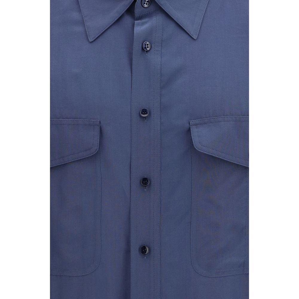 Chemise bleue en viscose Saint Laurent, élégante vêtement pour homme, avec col classique et manches longues, vue de face.